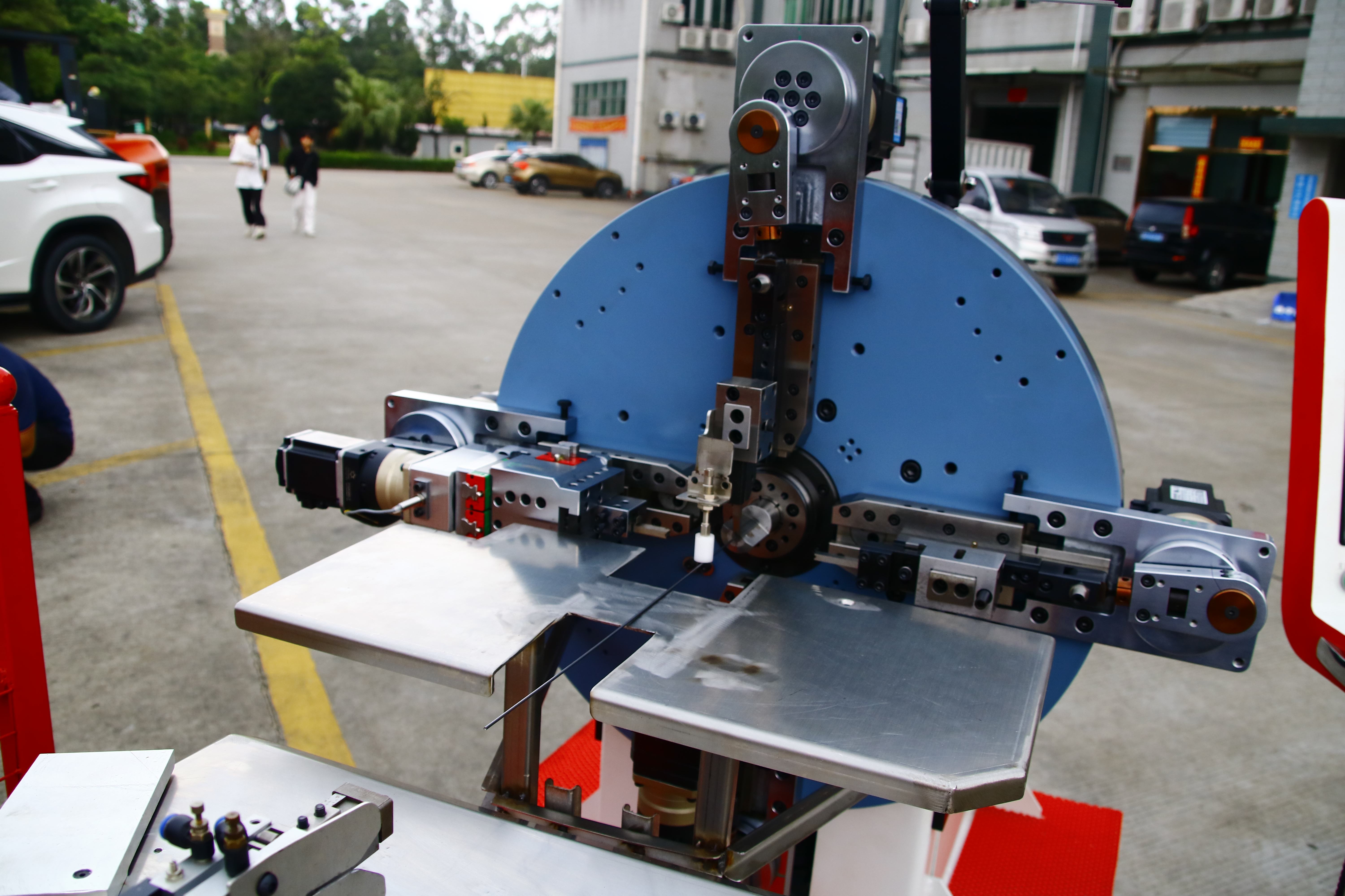 Machine de formage de treillis métallique pour siège arrière de voiture