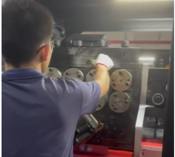 CNCワイヤー曲げ機の出荷前の清掃と準備作業