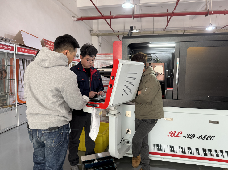 ベラン 機械 の海外貿易チームは、ワークショップの奥深くまで足を運び、バスバー曲げ機を「コア」から習得し、世界中の顧客にサービスを提供します。 ベラン 機械 の海外貿易チームは、ワークショップの奥深くまで足を運び、バスバー曲げ機を「コア」から習得し、世界中の顧客にサービスを提供します。