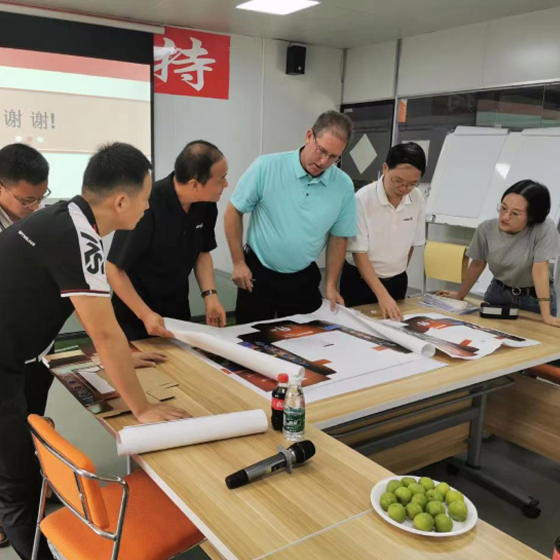 Overseas cooperative clients visiting the company