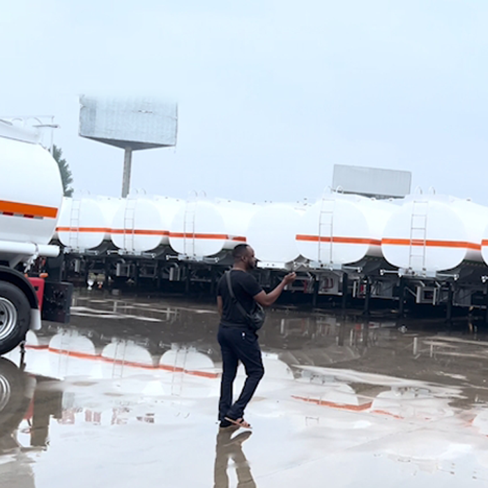 Guangzhou customers visit factory and discuss ordering plans in depth