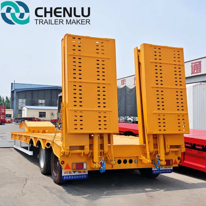 Saudi customers have shown strong interest in the double-section hydraulic ladder low-bed semi-trailer