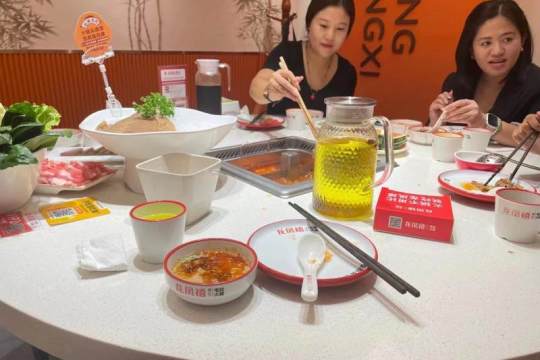 Pelanggan Filipina datang melawat syarikat itu