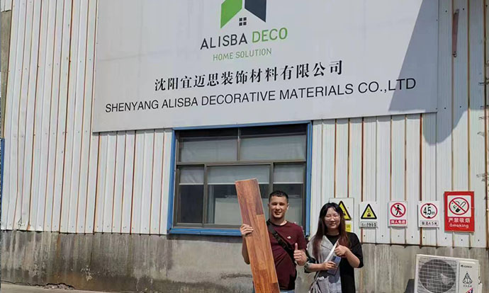 Klient przybył do naszej fabryki! I zamów dziesięć kontenerów!