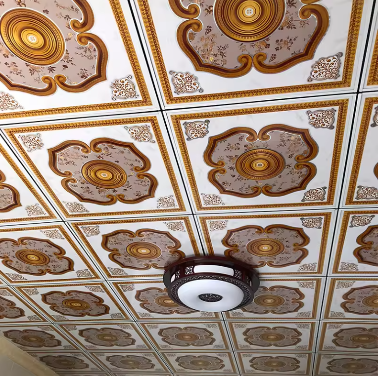 Una bella giornata inizia con il caricamento del container del soffitto in pvc