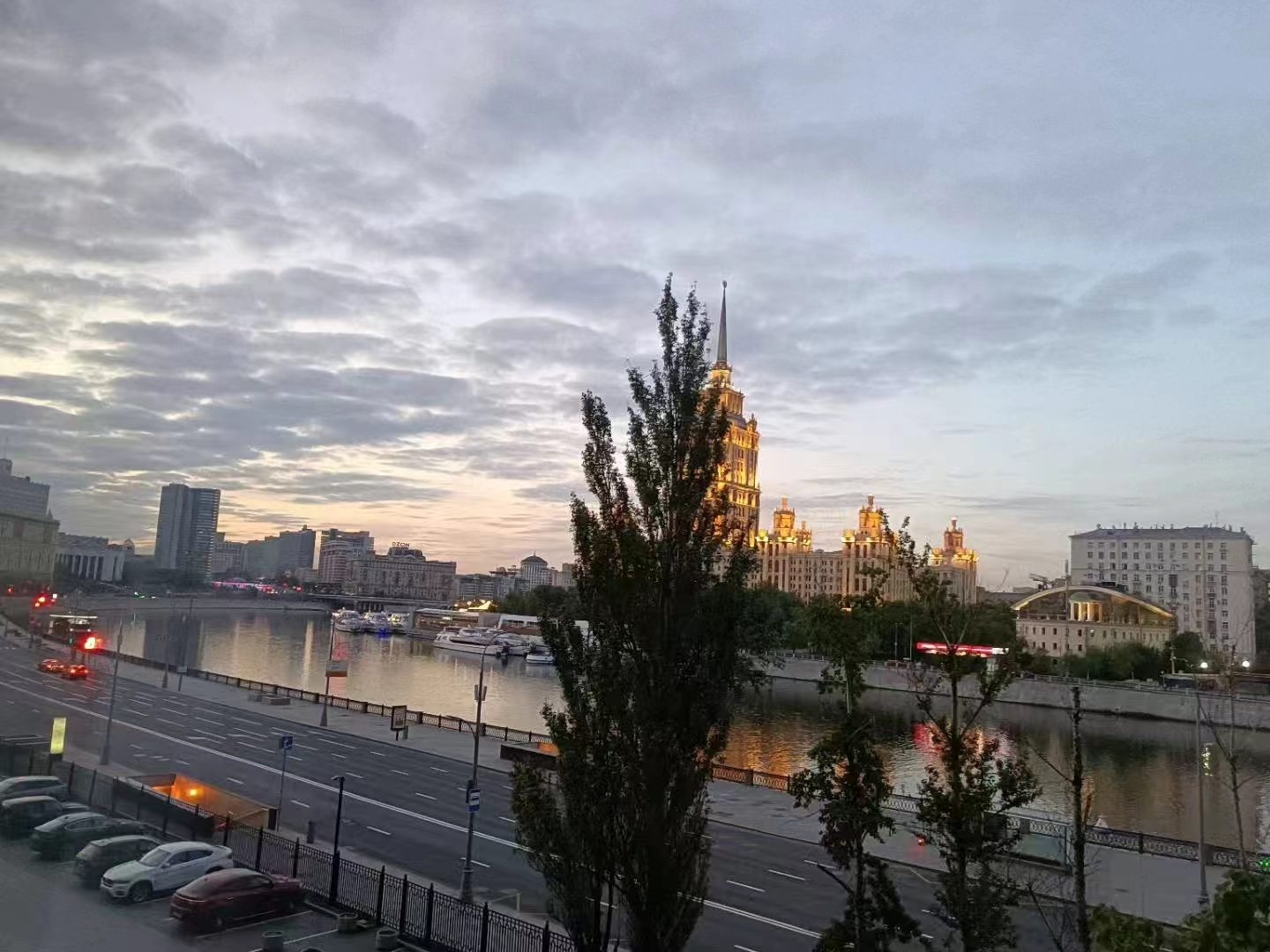 На втория ден от посещението на руската изложба