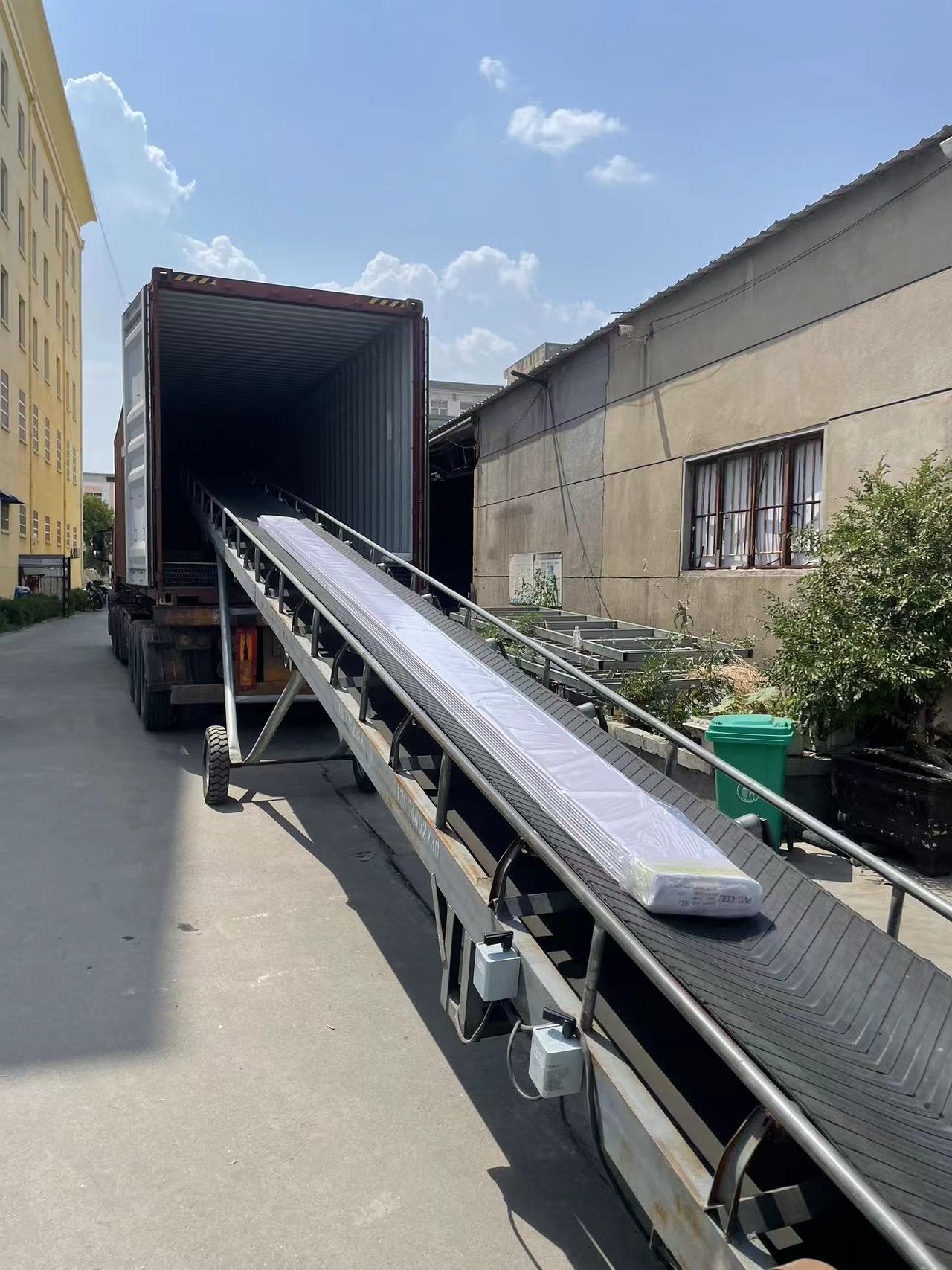 Caricato con successo il soffitto in pvc e gli accessori dell'armadio alto 40 piedi e il trasporto logistico è pronto!