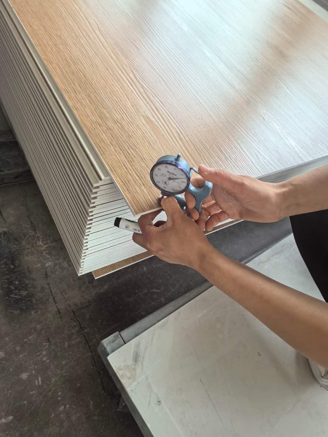 Свидетел за качество: Изящното майсторство и стриктната проверка на качеството на подовите настилки SPC