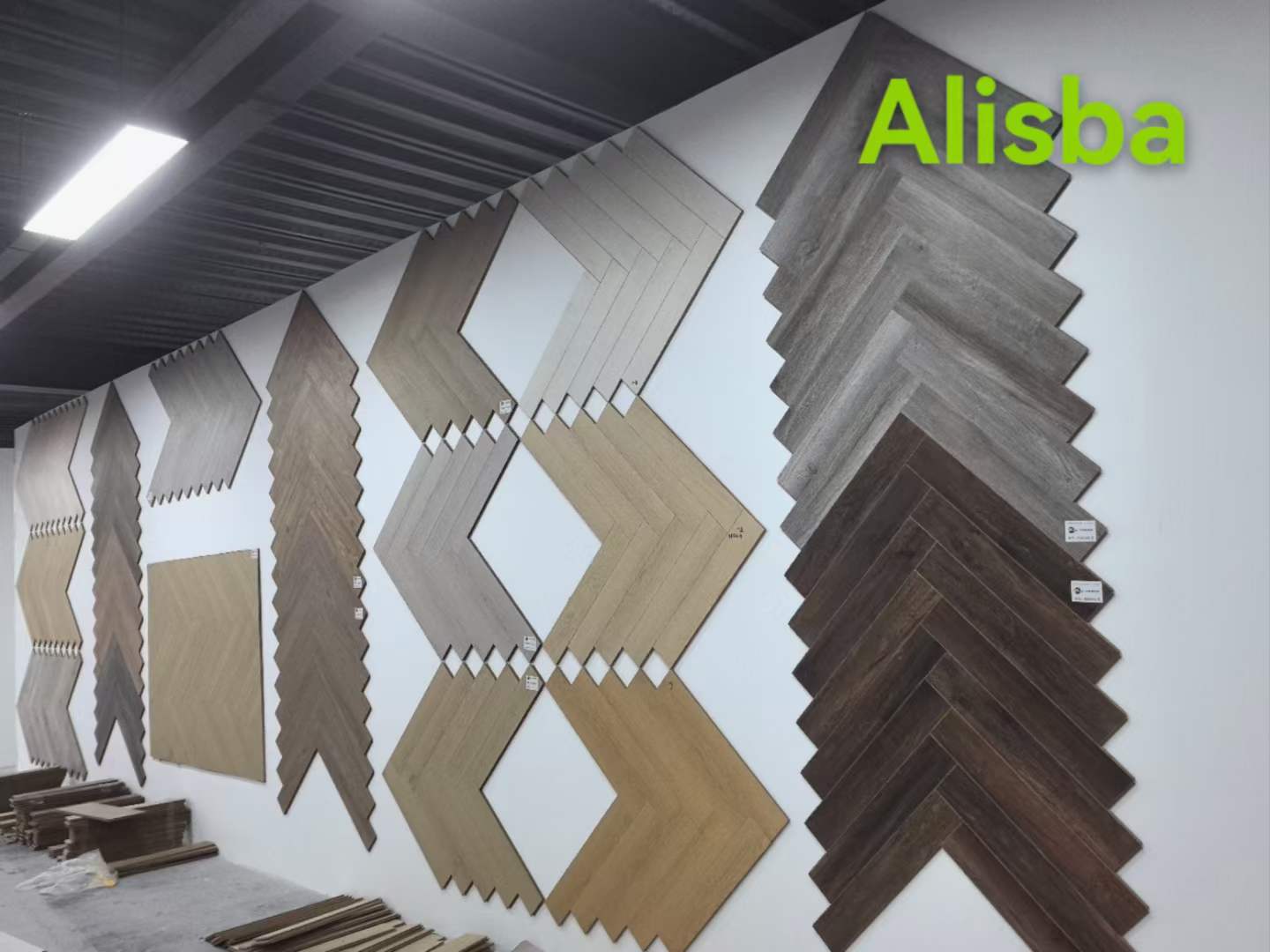 Новият дизайн на подовата настилка рибена кост блести на сцената