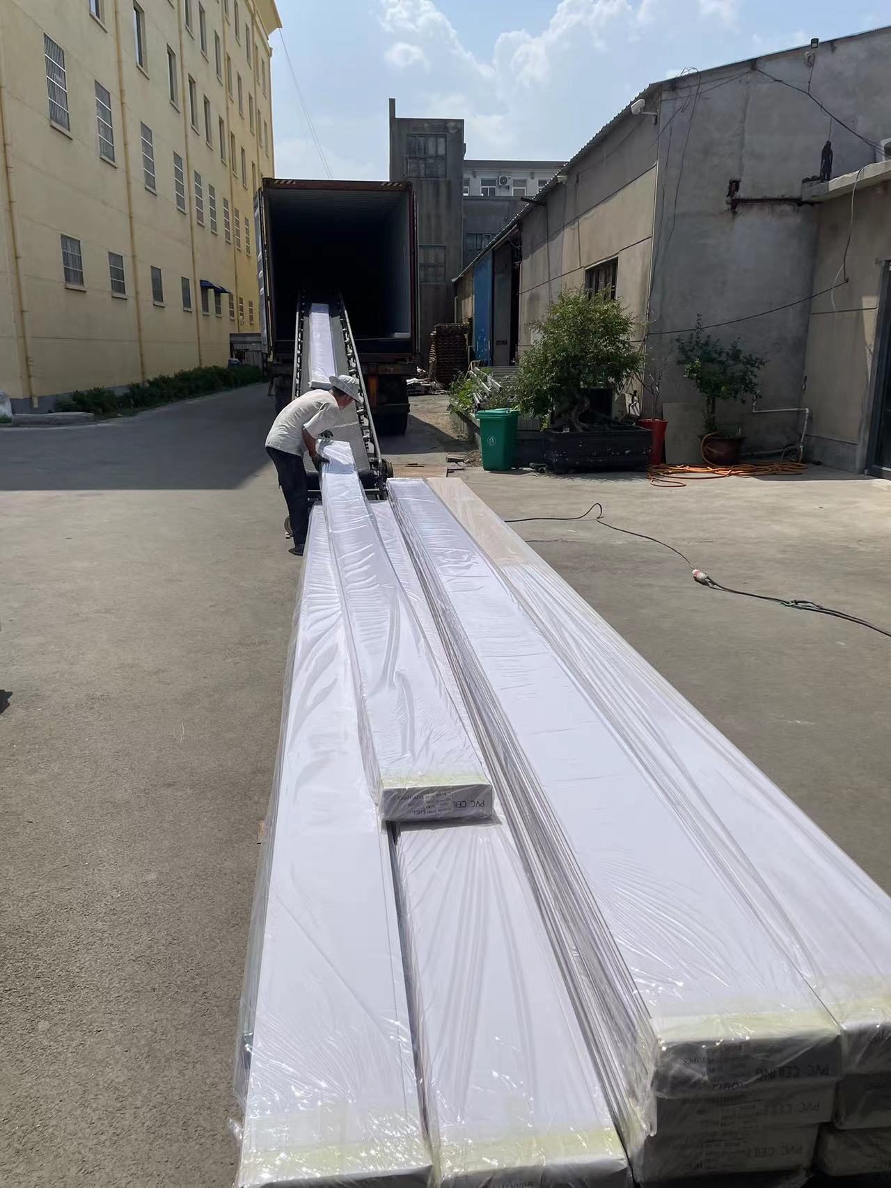 Підвищити ринкову конкурентоспроможність стельових виробів з ПВХ