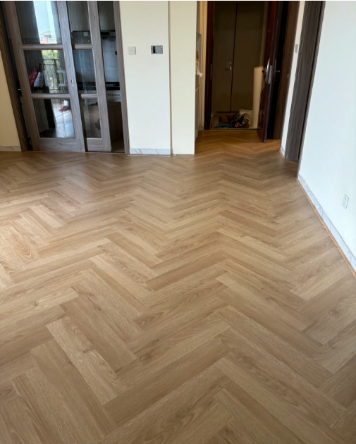 Apa keuntungan dari lantai SPC herringbone?