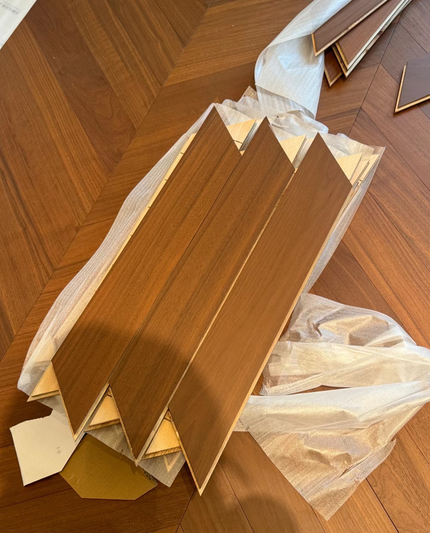 Cómo determinar si una baldosa laminada en espiga necesita encerarse