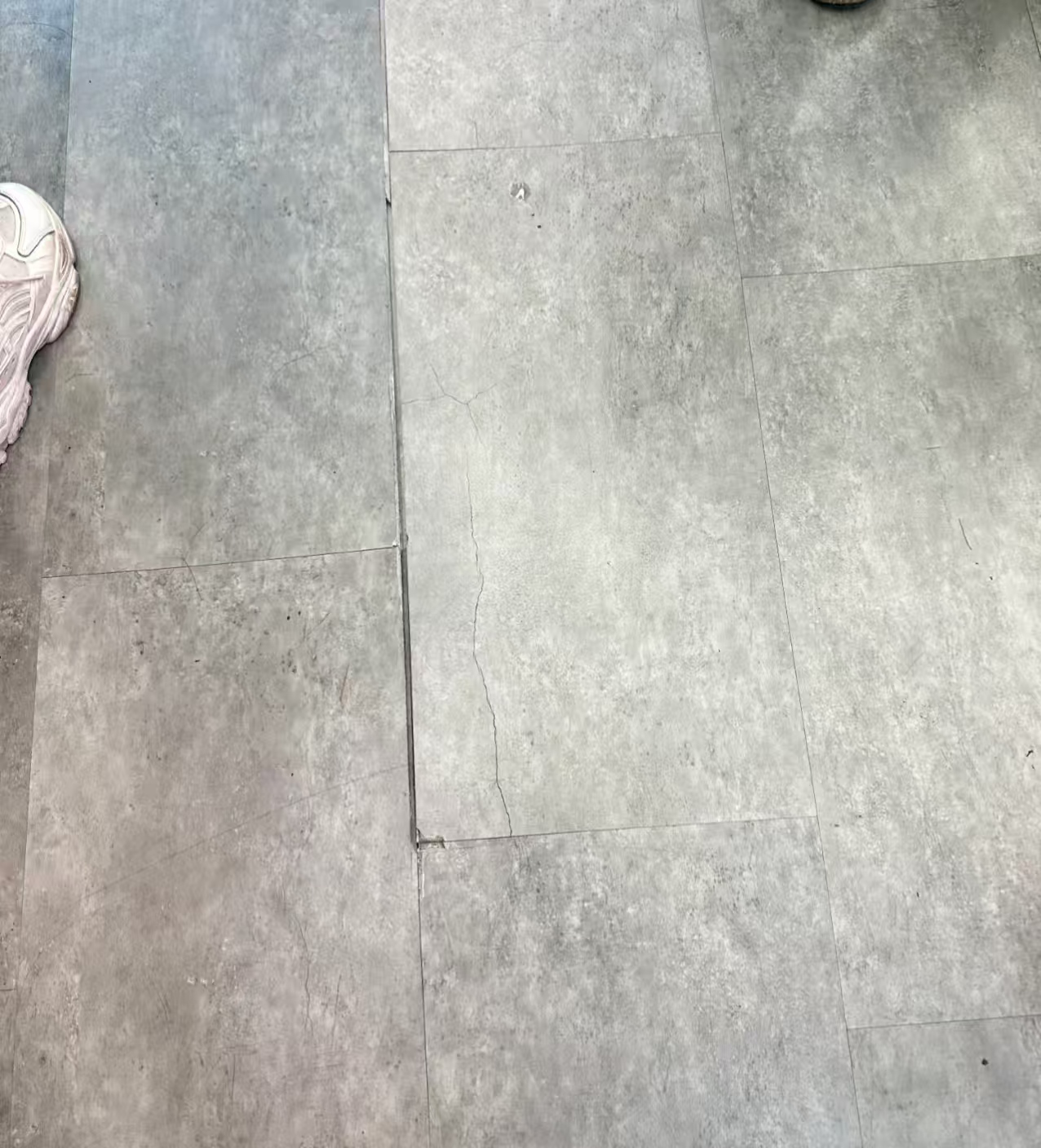 Penyebab lantai SPC retak dan deformasi ubin serta cara menghindarinya