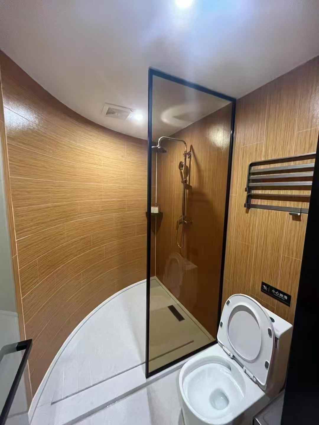 Pemasangan panel dinding kristal Spc