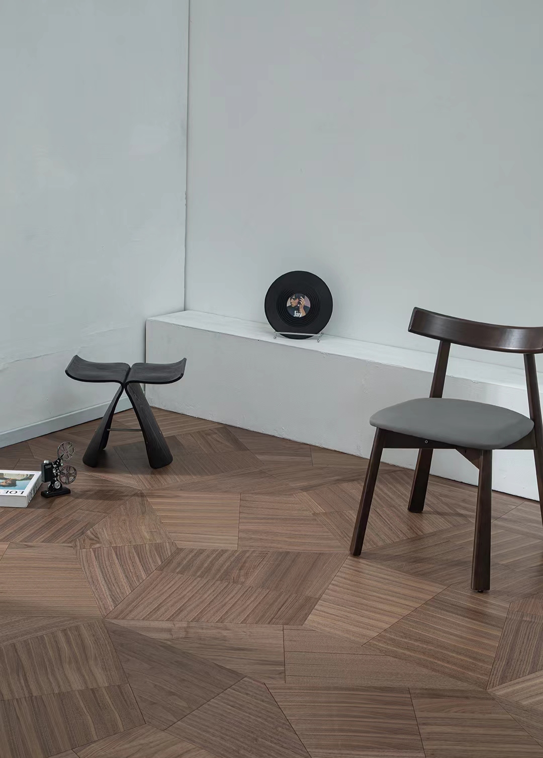 Tangram puzzle na parquet flooring