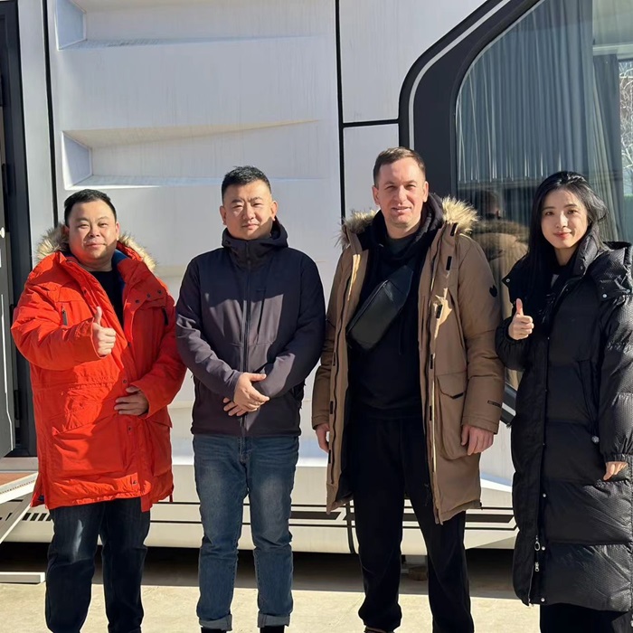 Clienti russi visitano la nostra fabbrica per la Space Capsule House