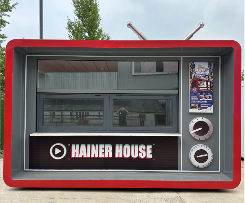 Casa di un ristorante fast food a forma di televisore