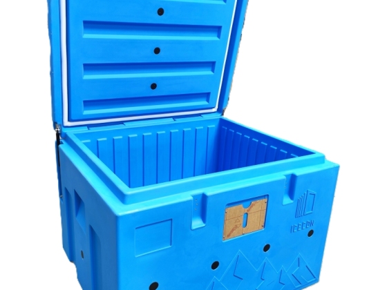 Grandes caixas de transporte isoladas com gelo seco