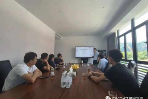 O presidente da Liuyi, Ye Qing, e o secretário-geral da Fujian Chain Store and Franchise Association visitaram a ICECON para inspeção