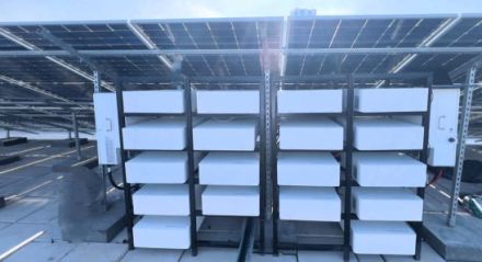 تعمل شركة زومويل على تمكين مصنع في الإمارات العربية المتحدة من خلال حل تخزين الطاقة الشمسية بقدرة 180 كيلووات في الساعة