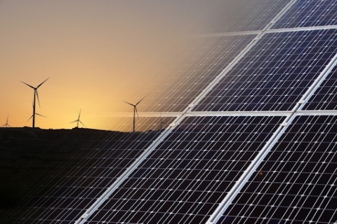 Die Branche der sauberen Energie boomt, das Wachstum übersteigt die traditionellen Quellen um das Doppelte.
