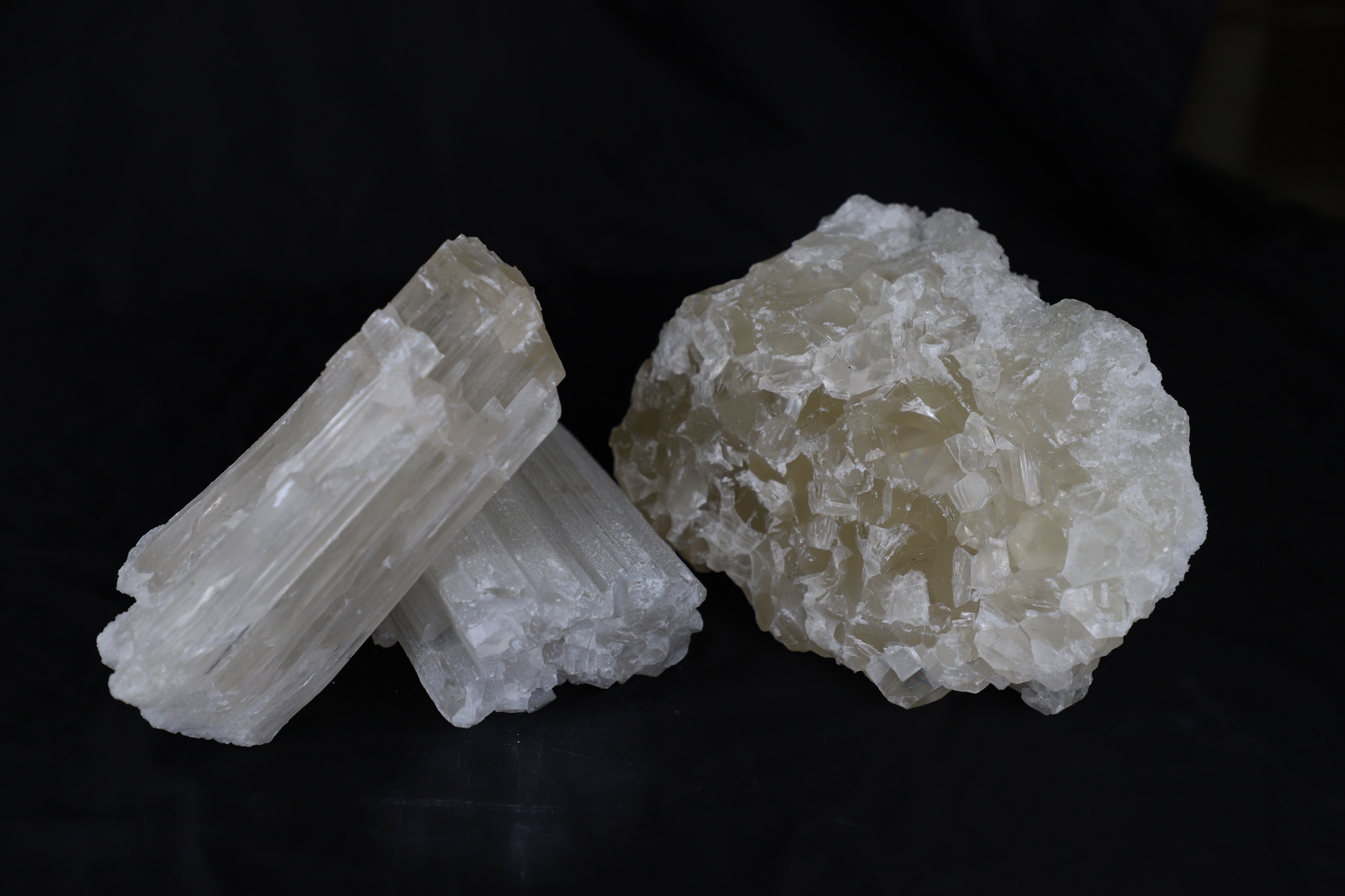 How to choose large crystalline fused magnesite or fused magnesite for a specific application?