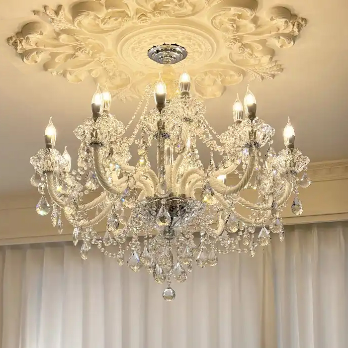 シャンデリアにクリスタルを取り付ける方法