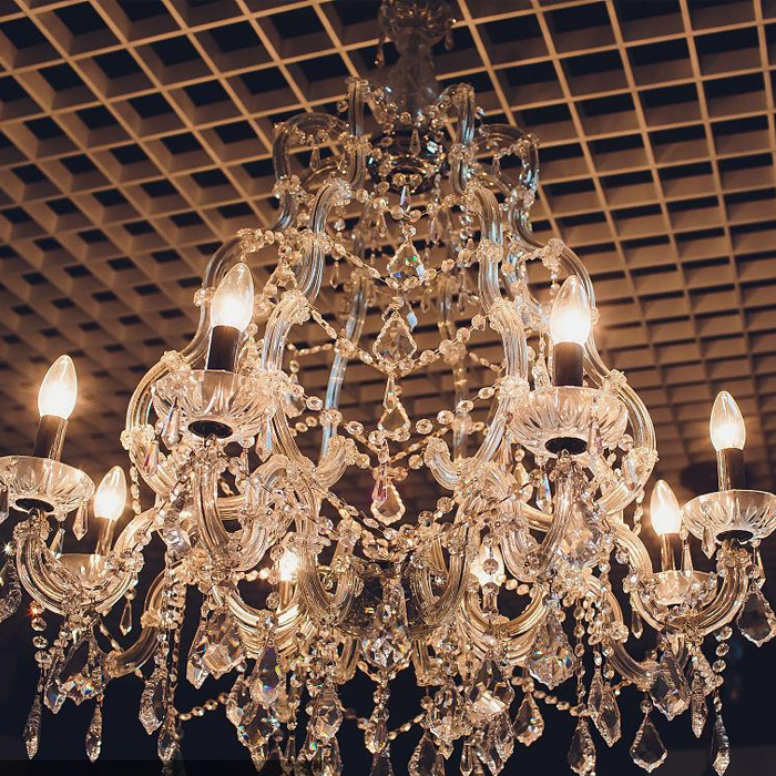 Cum să asortezi iluminatul cu decorațiunile