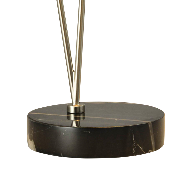 Bureaulamp met een nieuw metalen uiterlijk