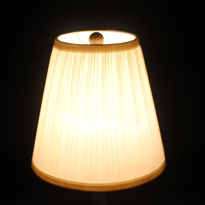 Care sunt avantajele și dezavantajele abajururilor din material textil?