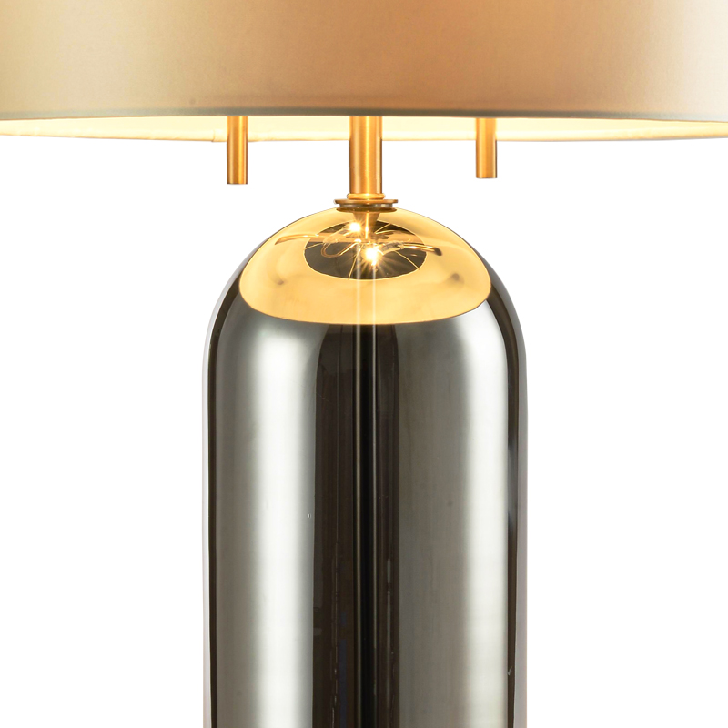 Moderne en prachtige metalen tafellamp