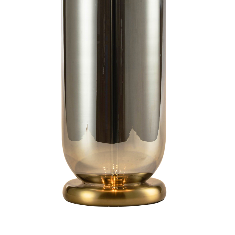 Moderne en prachtige metalen tafellamp