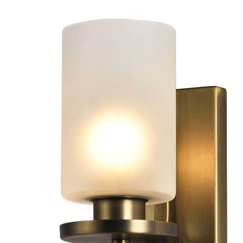 Antieke traditionele wandlamp van goudkleurig matglas