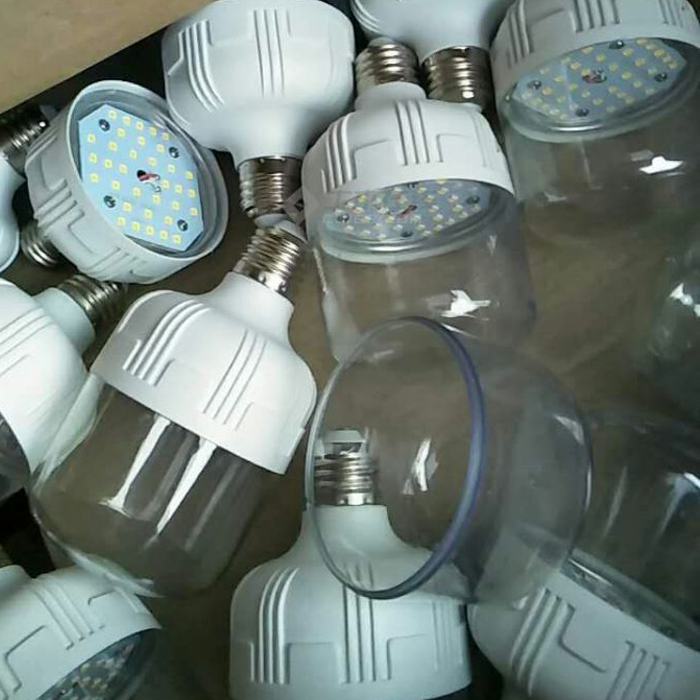 蛍光灯、白熱電球、LEDパネル付きの古い照明器具をどうするか