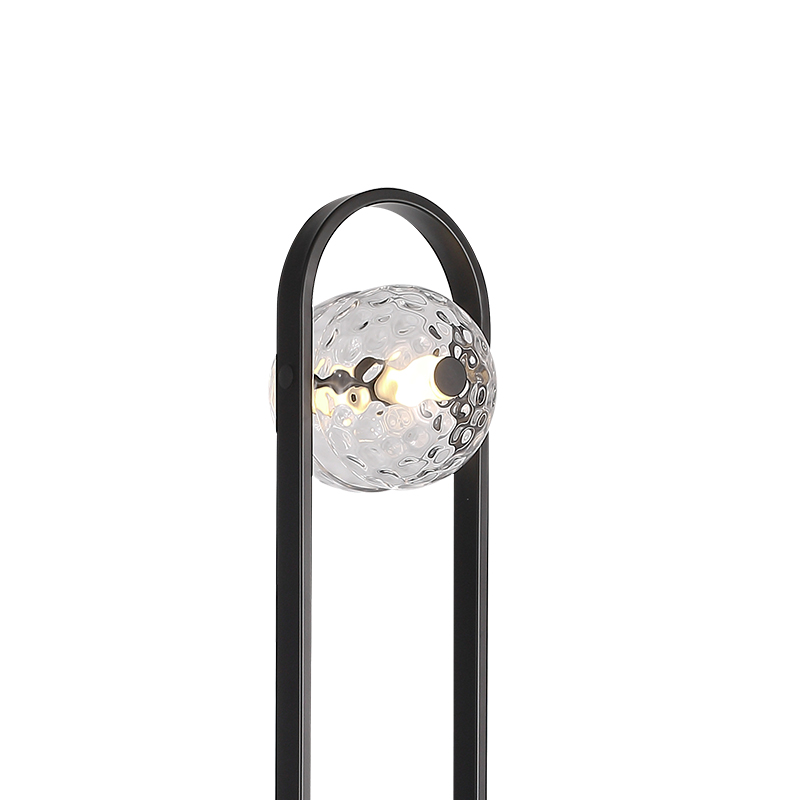 Moderne zwarte staande lamp voor in de woonkamer