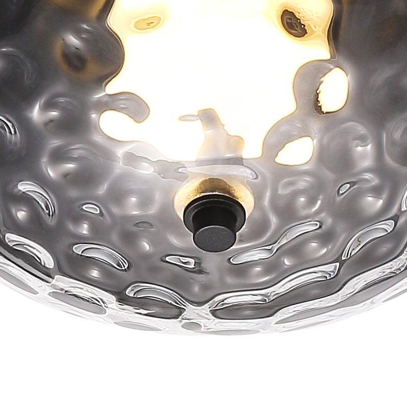 Dit is een minimalistische, zwarte plafondlamp met een waterrimpeling.
