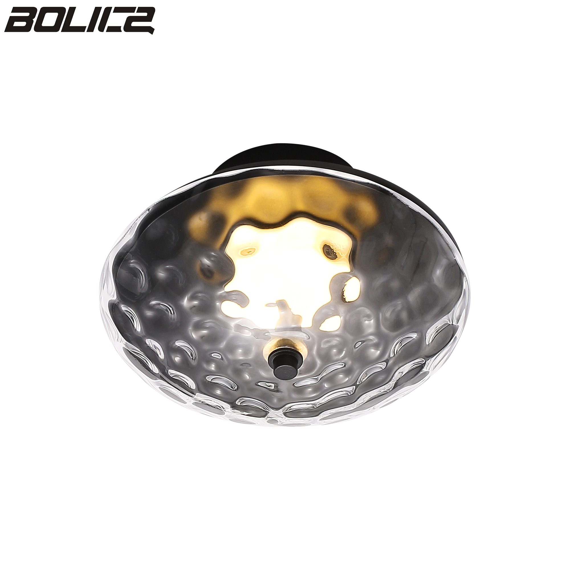 Dit is een minimalistische, zwarte plafondlamp met een waterrimpeling.