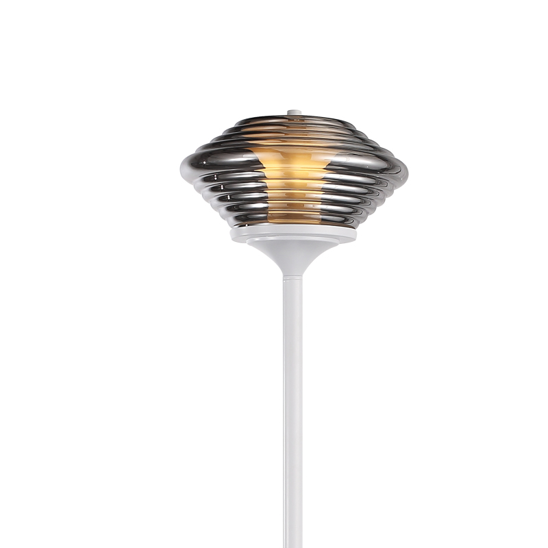 ガラス製の丸い球形シェードを備えたモダンな 導かれた フロアランプ