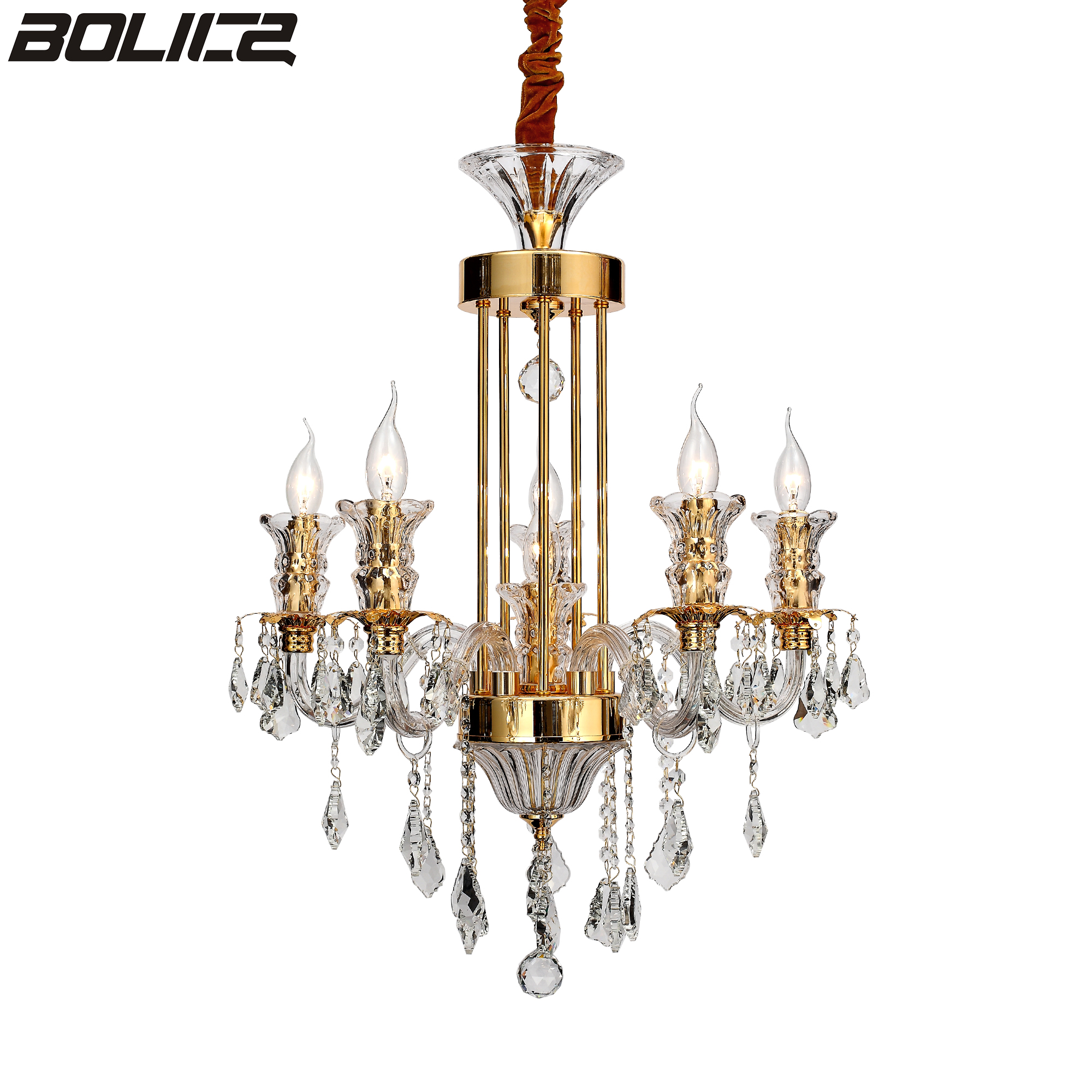 Unikalny złoty żyrandol w holu willowym