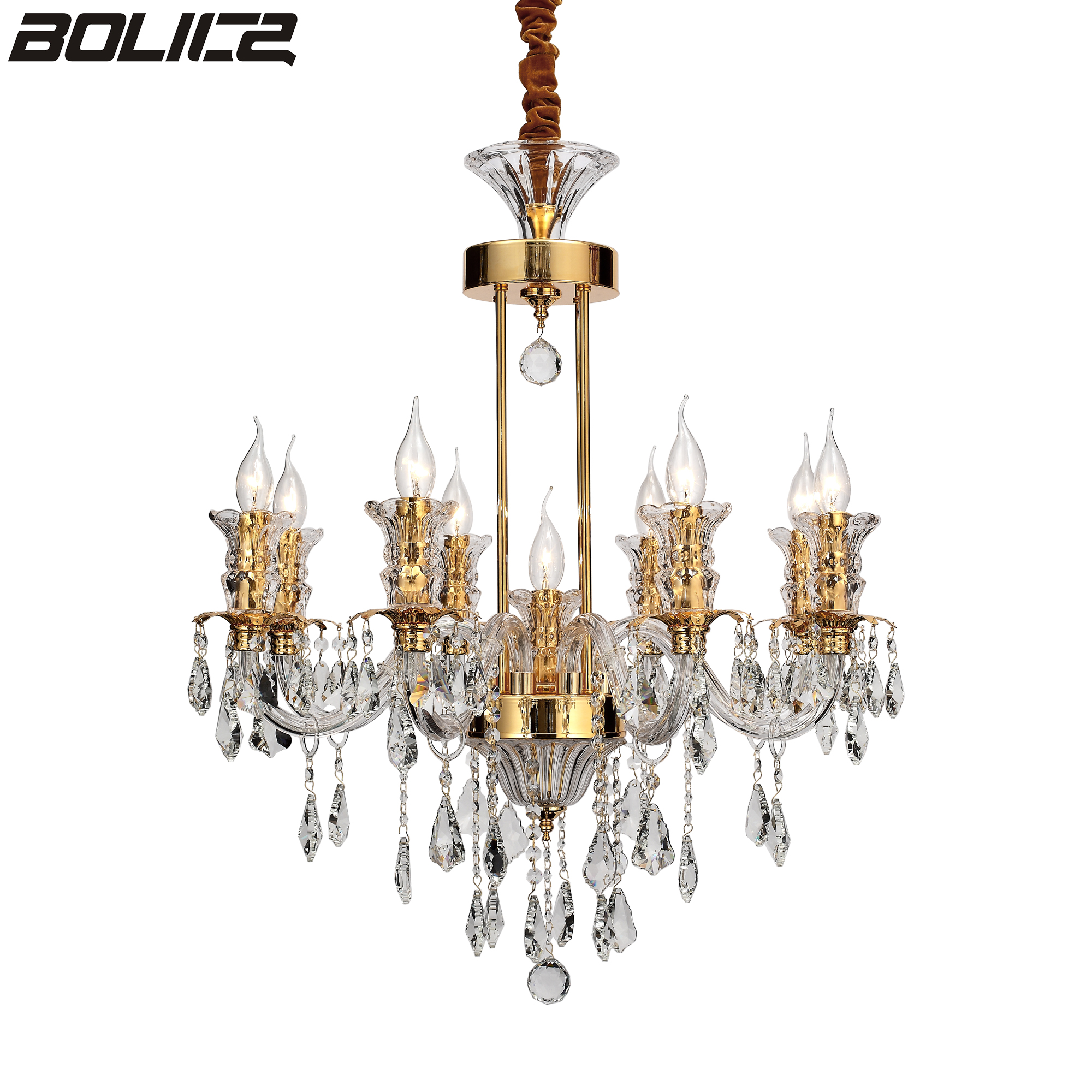 Unikalny złoty żyrandol w holu willowym