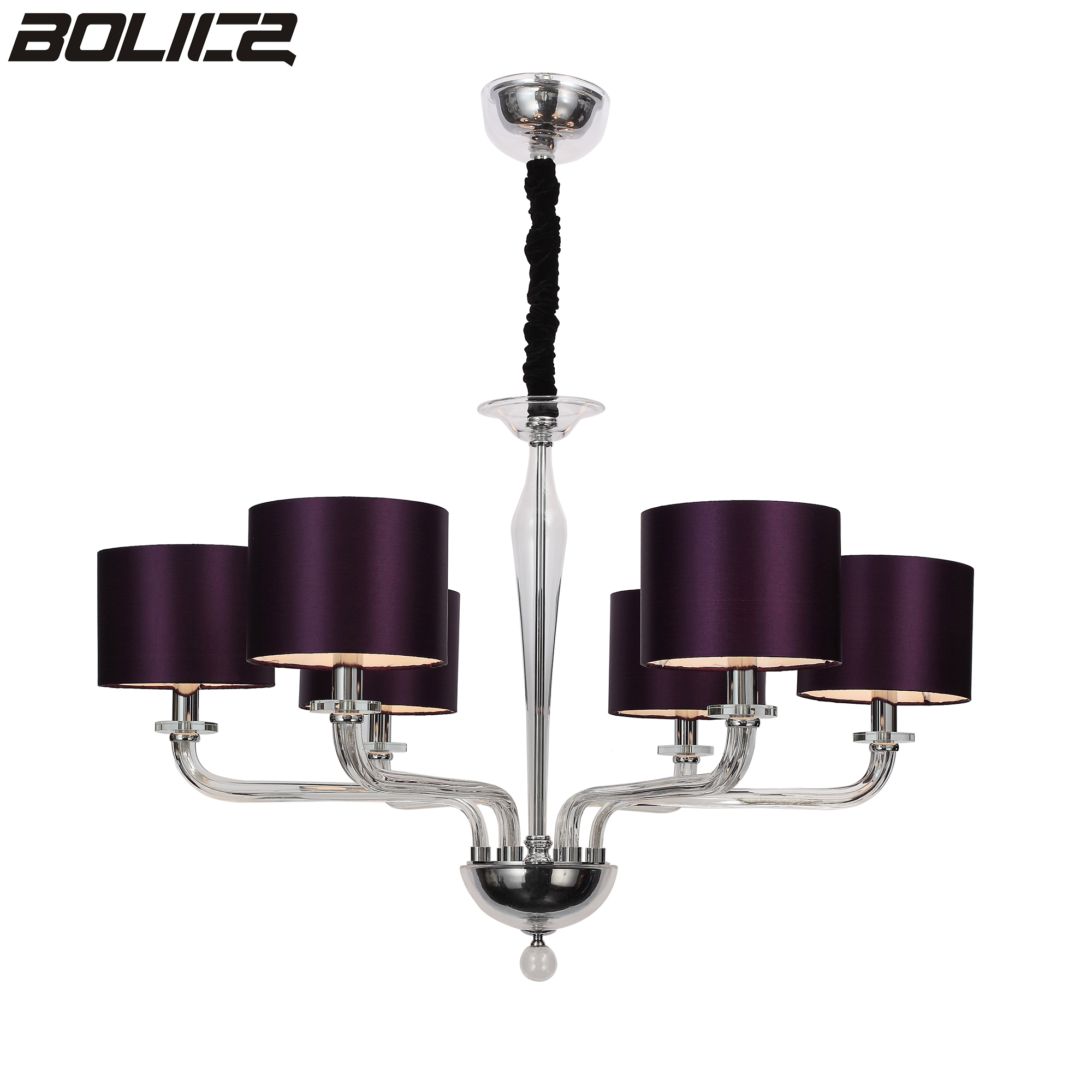 Lámpara de araña clásica de cristal transparente con pantalla.