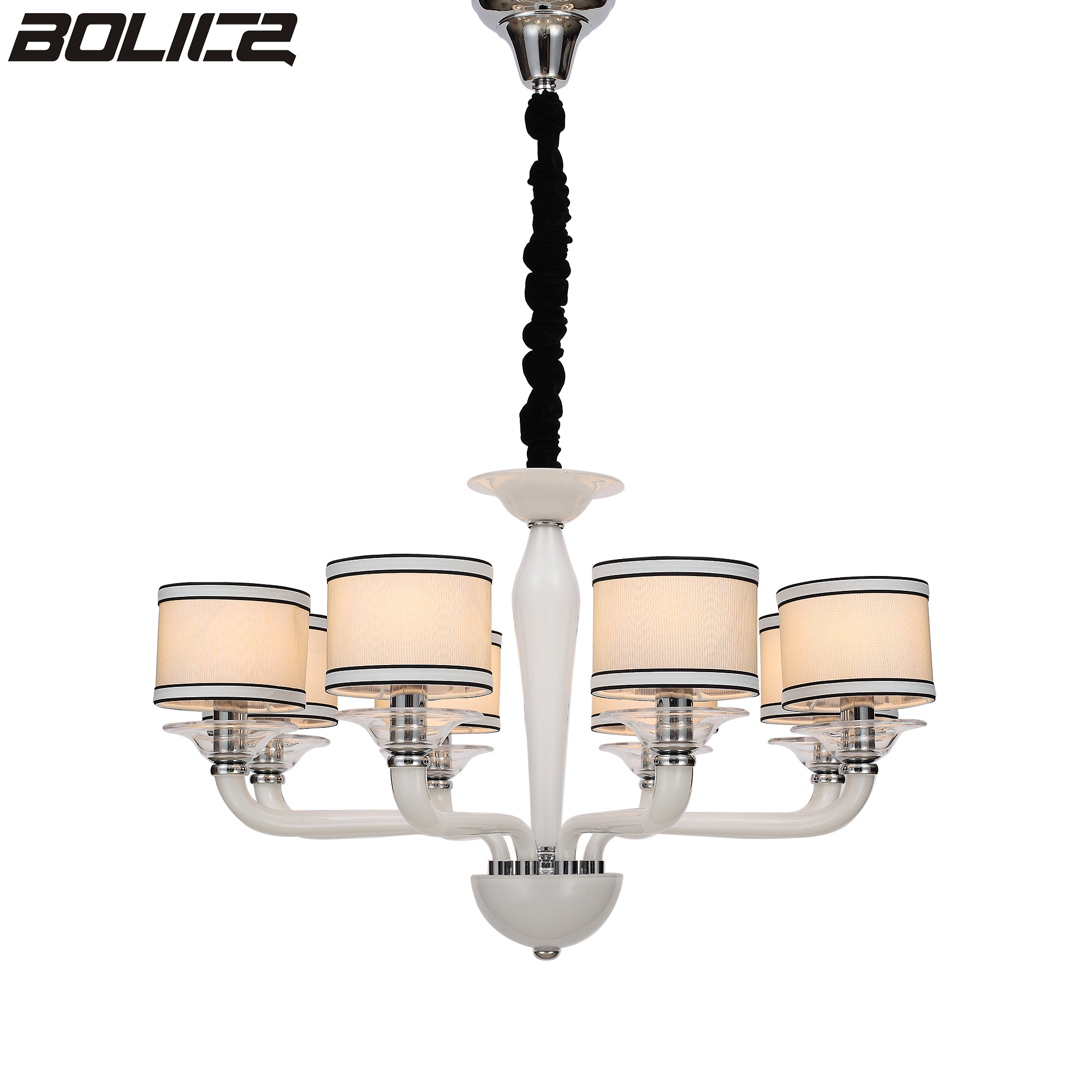 Λευκός πολυέλαιος ευρωπαϊκού τύπου με αμπαζούρ