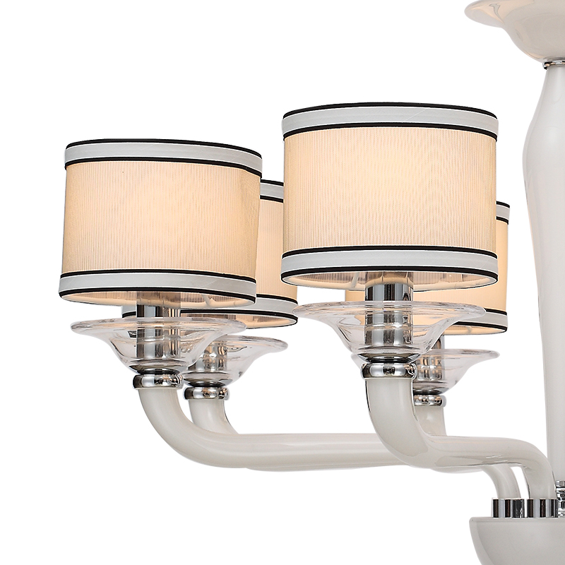 Λευκός πολυέλαιος ευρωπαϊκού τύπου με αμπαζούρ