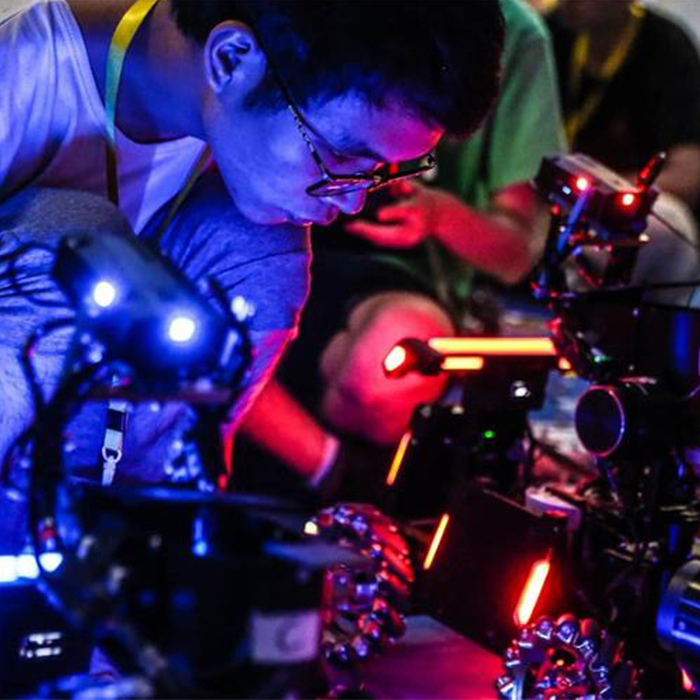 Badania przeprowadzone na Uniwersytecie Kalifornijskim w Santa Barbara wskazują, że diody LED o grubości włosa mogłyby zastąpić niektóre zastosowania laserowe.