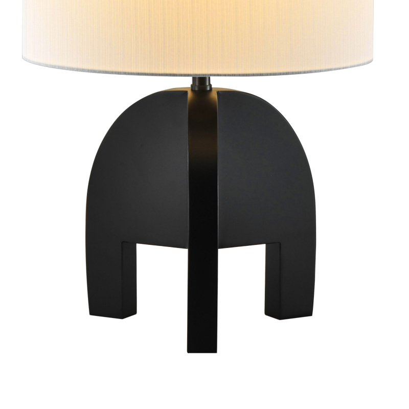 Ρετρό κλασικό επιτραπέζιο φωτιστικό με μπεζ λινό καπέλο, κατάλληλο για υπνοδωμάτια και σαλόνια.