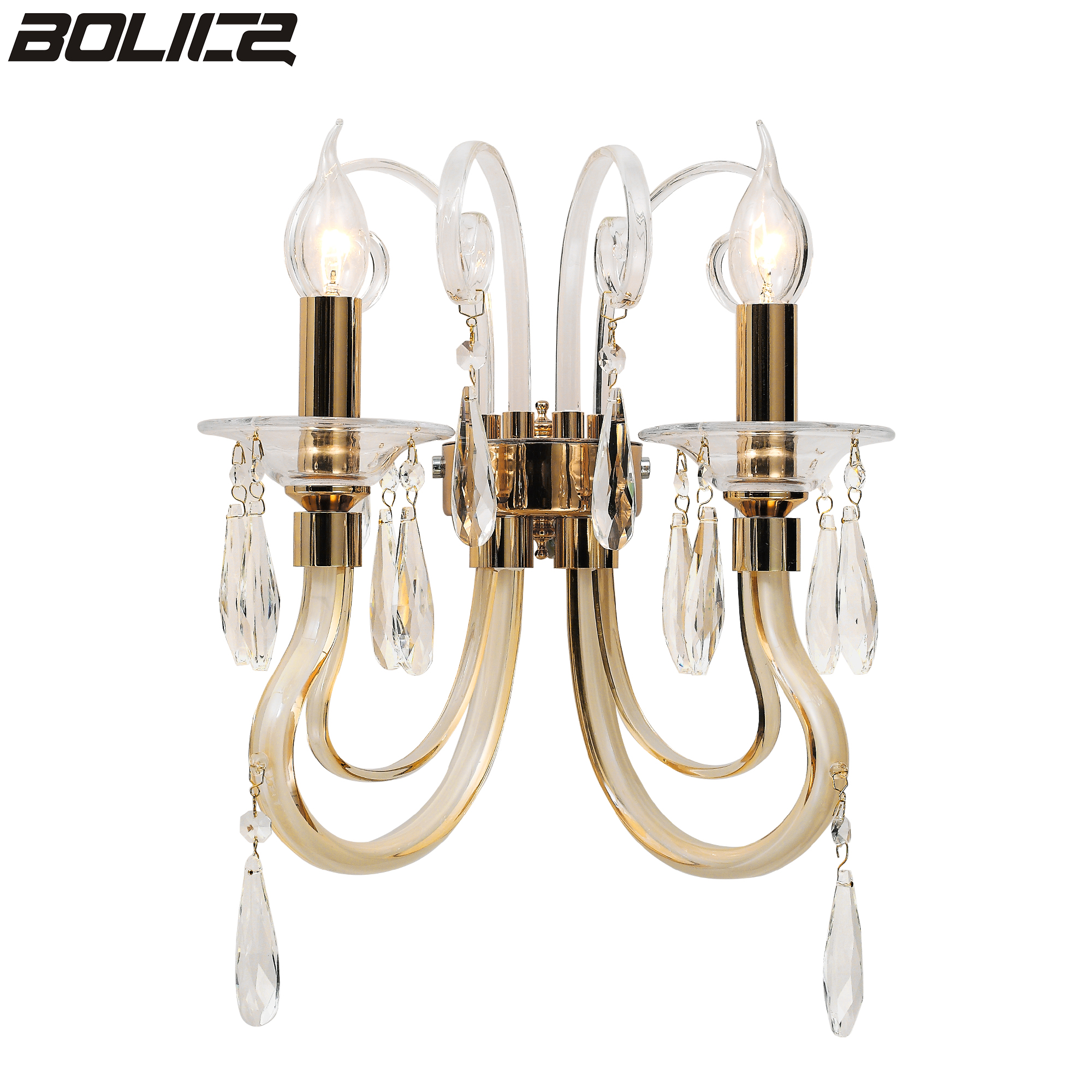 Questa elegante lampada da parete utilizza cristallo K9 e la sua luce morbida e riflessa è adatta all'uso in camera da letto.