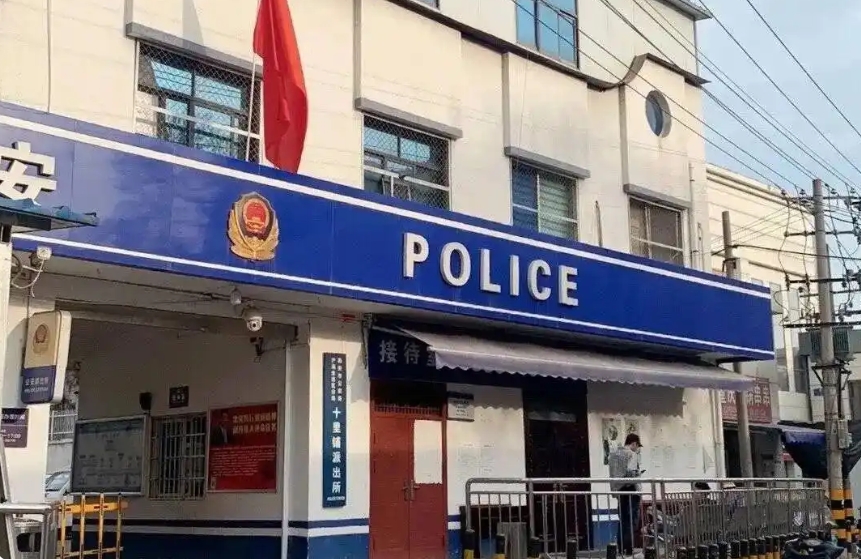 पोर्श ड्राइवर ने ईंधन भरने के बाद आदेशों की अवहेलना की और उसे पुलिस द्वारा कानूनी तौर पर बुलाया गया पोर्श ड्राइवर ने ईंधन भरने के बाद आदेशों की अवहेलना की और उसे पुलिस द्वारा कानूनी तौर पर बुलाया गया