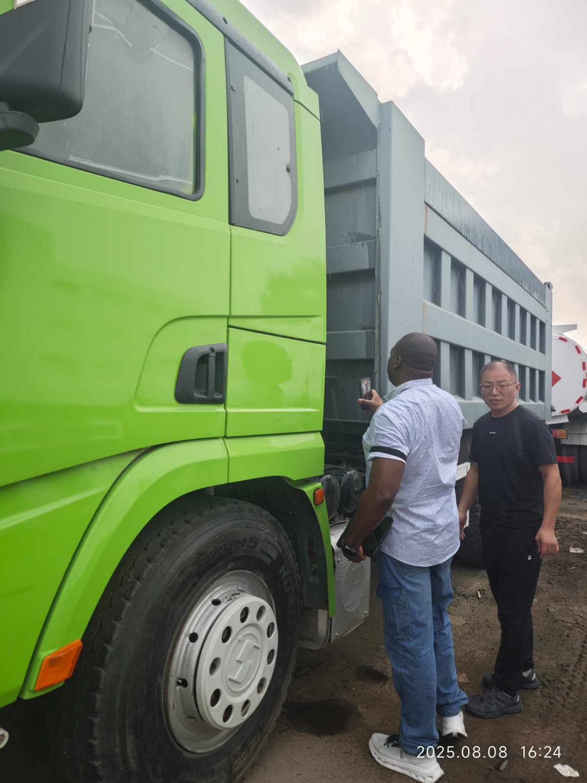 Foreign Customer Inspects Engineering Vehicles