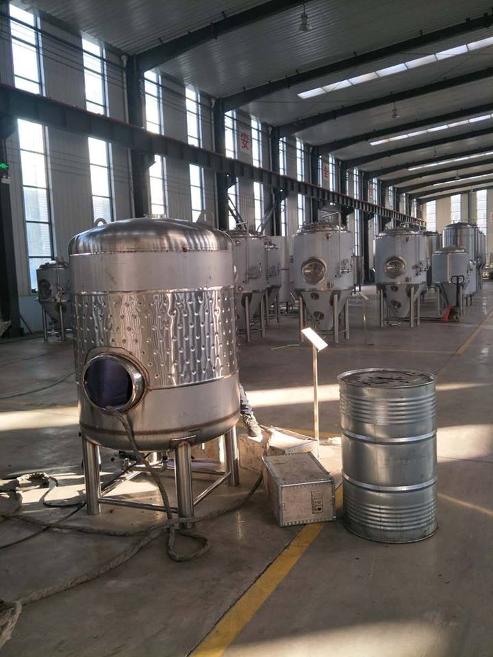 o tanque de 1000 cervejas brilhantes está em processo.