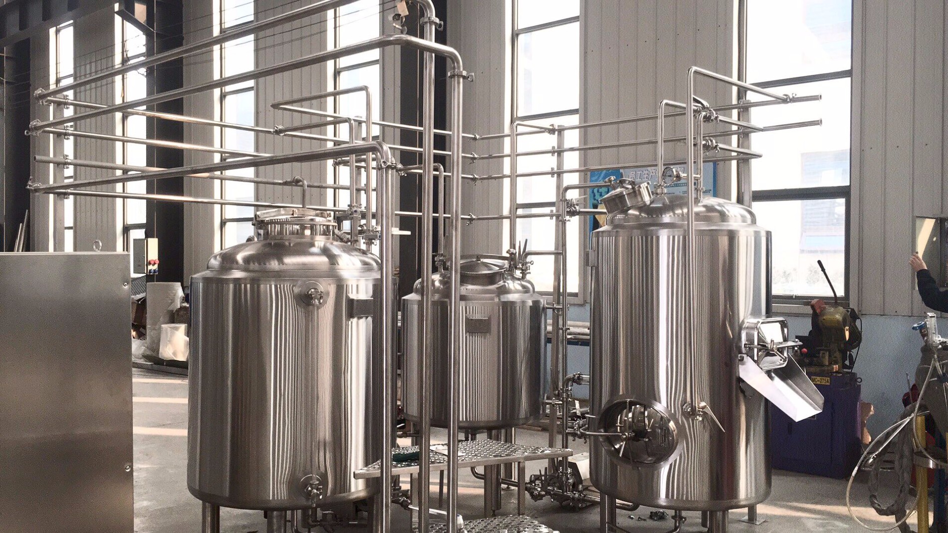 Test prima della consegna del sistema di saccarificazione dell'attrezzatura per la birra.